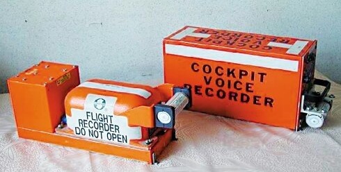 dua bagian kotak hitam